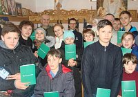 Фотография одной из групп при вручении удостоверений об окончании начального курса ДЮПШЗ «Благовест»